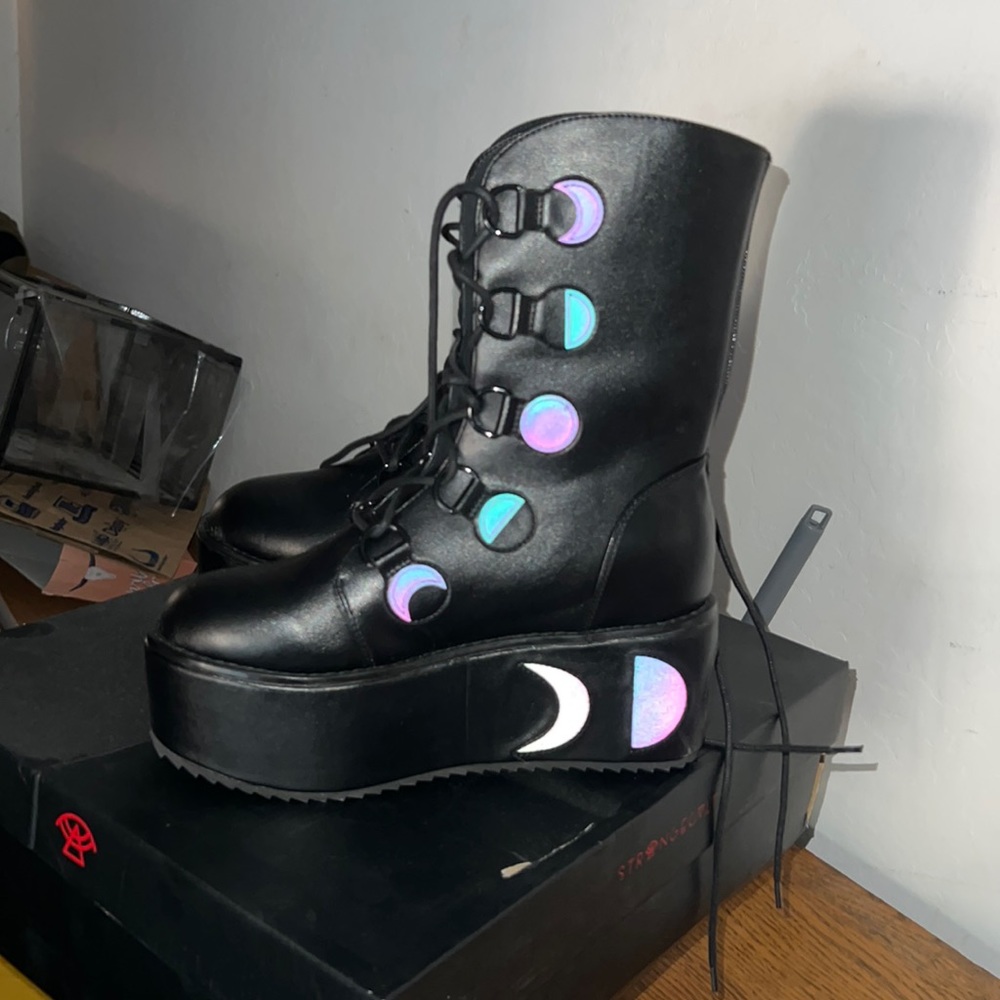 Dolls Kill Strange Cult Reflective Platform Boots NWT Size 7